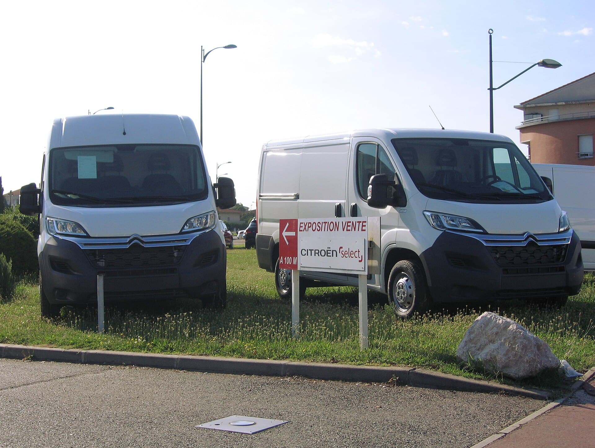 Dva teretna kombija Citroën Jumper, kraći i duži