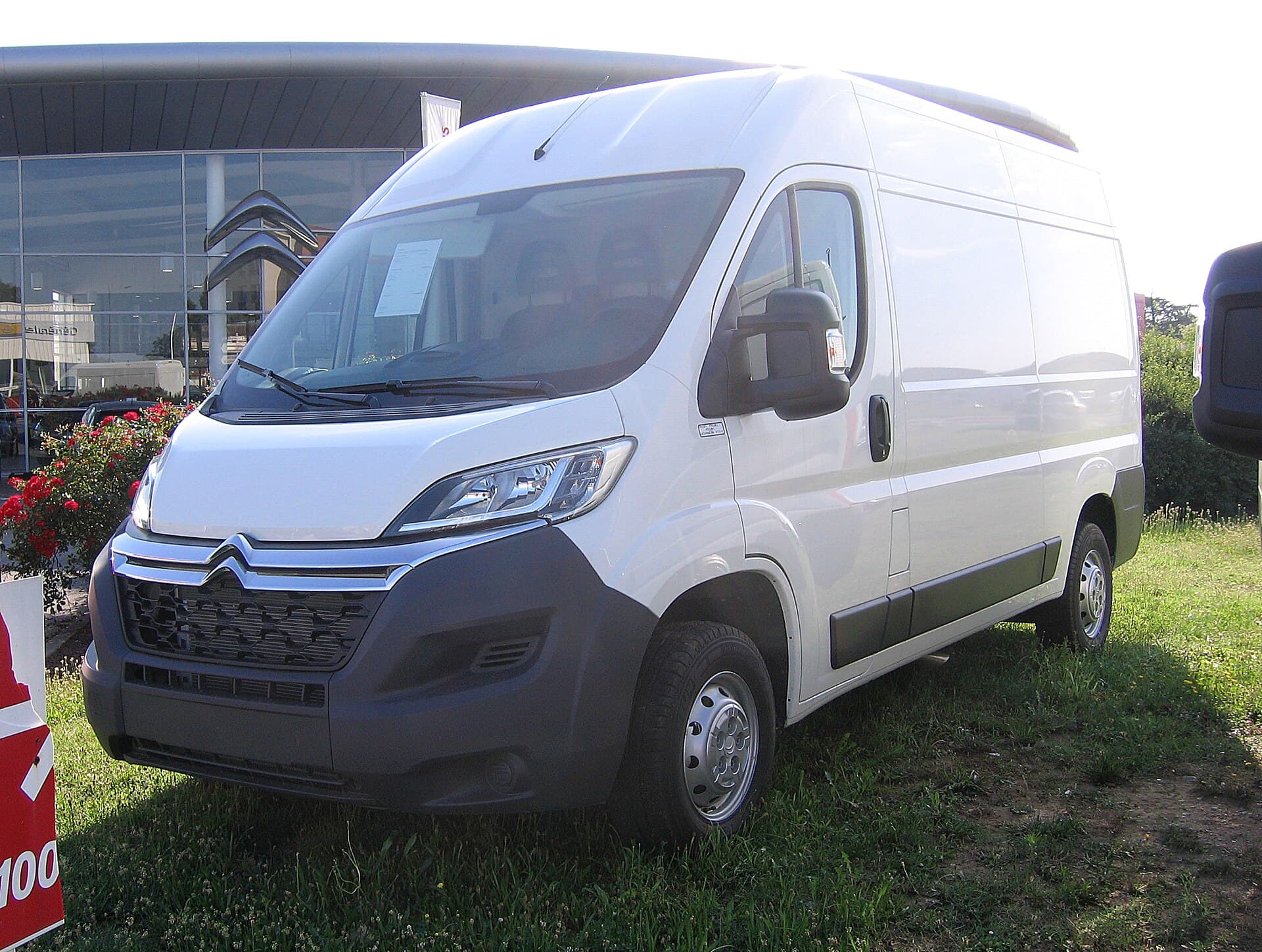 Bijeli teretni kombi Citroën Jumper, pogled sprijeda